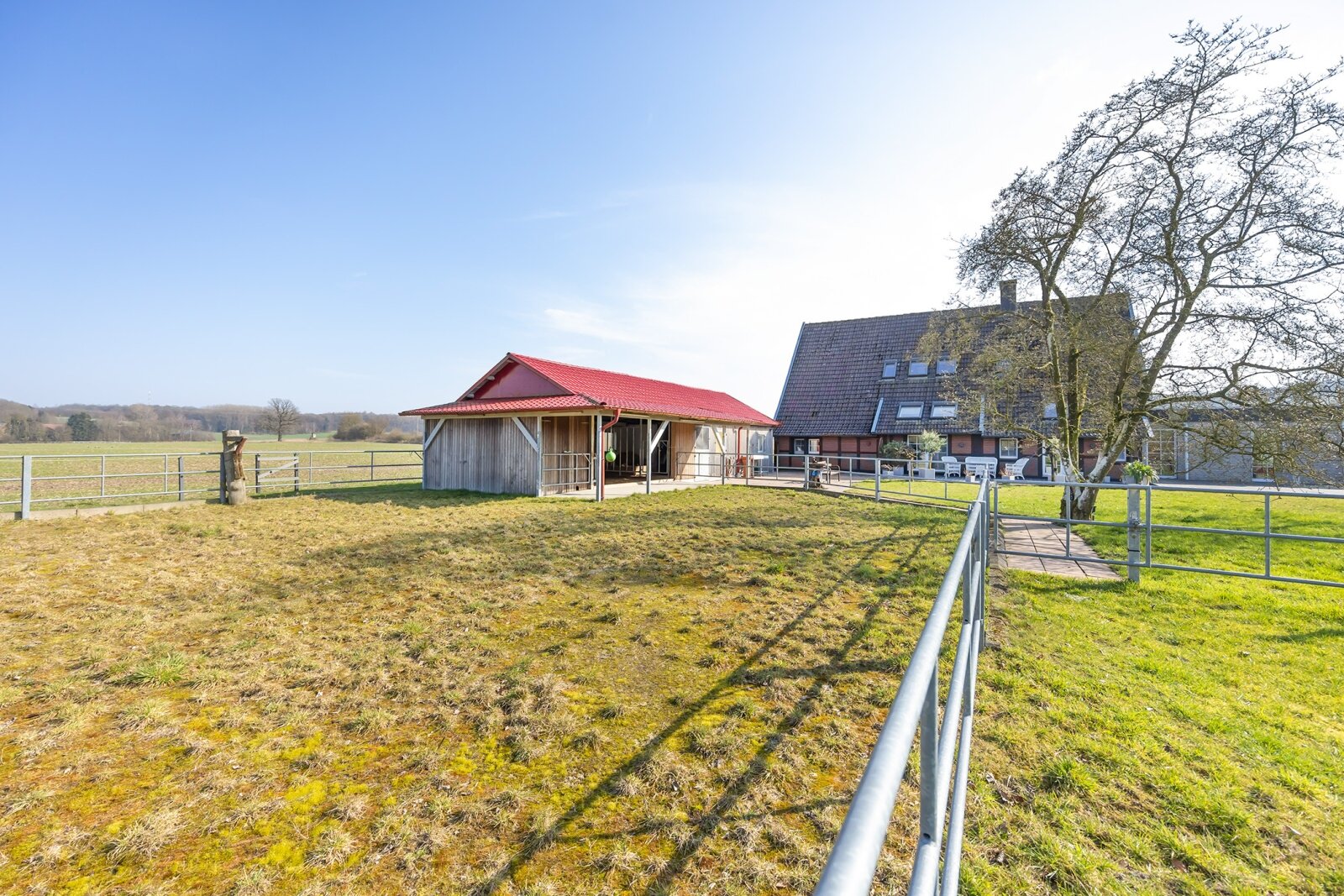 Außenansicht mit Stall