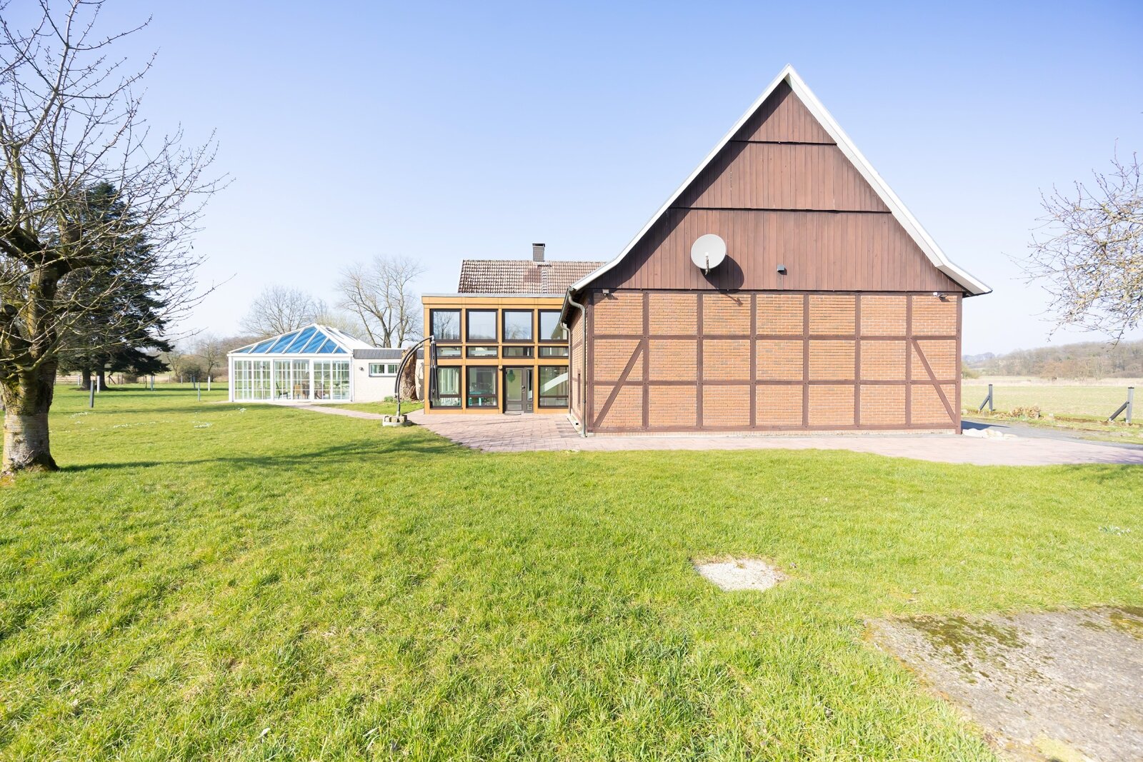 Außenansicht mit Wintergarten